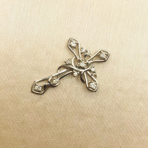EUC Estate 18k White Gold Diamond Cross Pendant - Picture 6 of 14